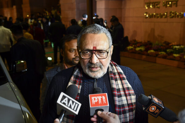 पश्चिम बंगाल में हिन्दू डरे हुए हैं, उनको वोट तक नहीं डालने देते: गिरिराज सिंह