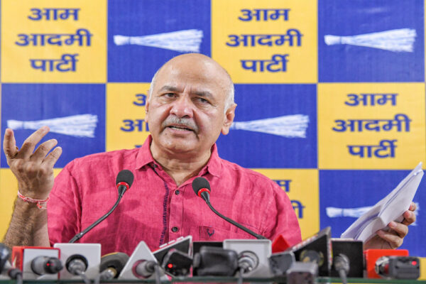 दिल्ली में प्राइवेट स्कूलों की फीस वृद्धि पर मनीष सिसोदिया ने की सीबीआई जांच की मांग