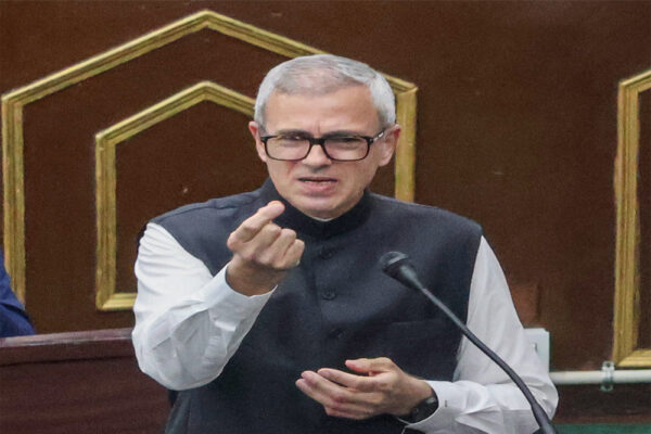 उमर के लिए दोहरी समस्या है