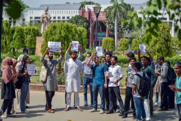 वक्फ बिल के खिलाफ प्रदर्शन