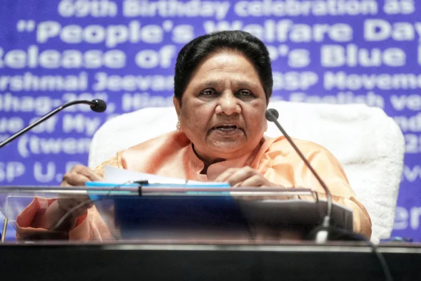 सभी सरकारें श्रमिक वर्गों के प्रति अपना संवैधानिक दायित्व जरूर निभाएं: मायावती