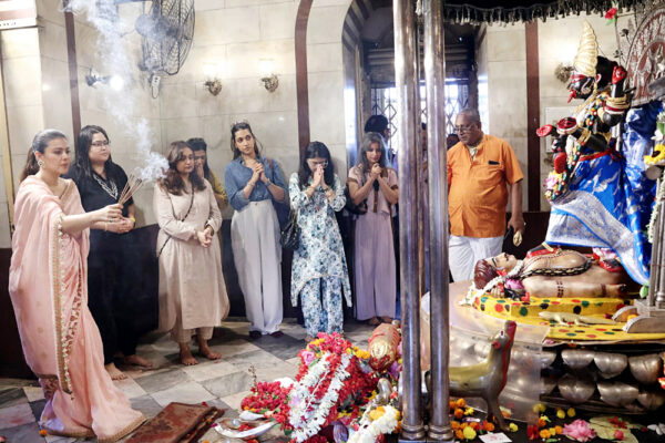 फिल्म ‘मां’ की रिलीज से पहले काजोल ने दक्षिणेश्वर काली मंदिर में लिया आशीर्वाद