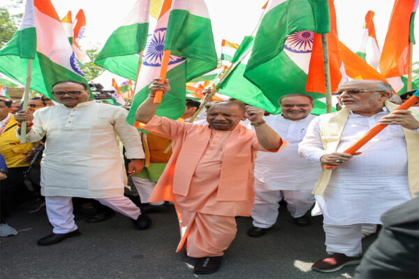 तिरंगा यात्रा में शामिल हुए योगी