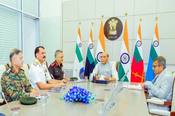 हकीकत से आंख मिलाएं