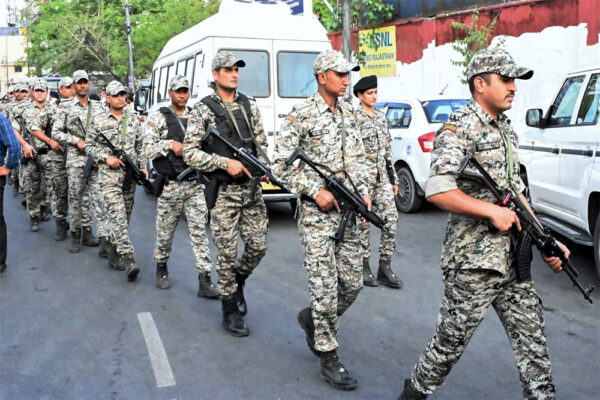 कई राज्यों में हवाईअड्डे और स्कूल बंद