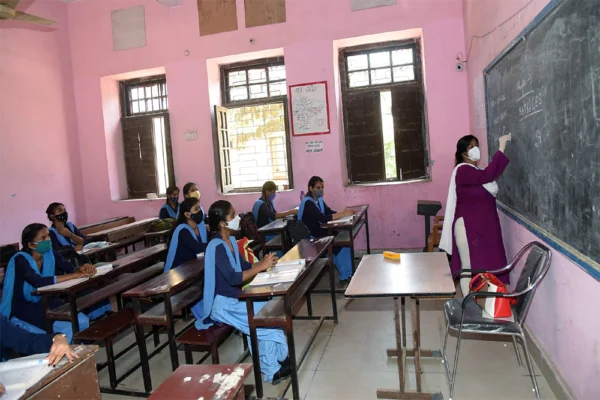 बिहार में शिक्षकों को स्कूल लाने की चुनौती
