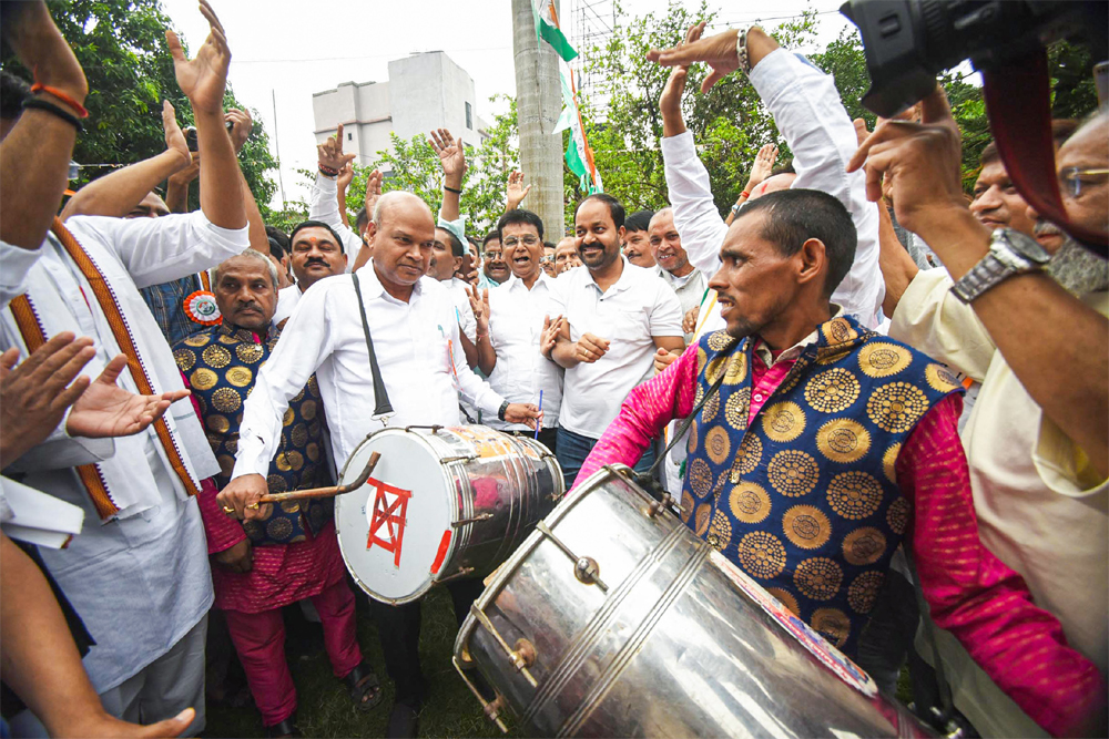 प्रतिगामी पथ पर