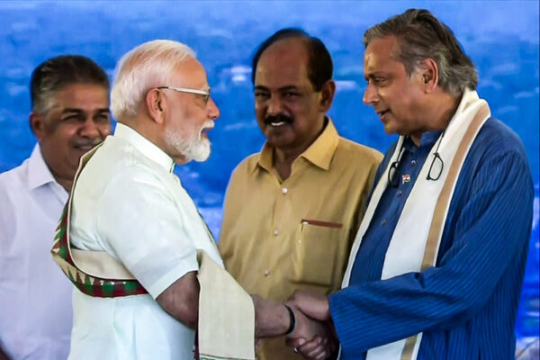 मोदी के साथ मंच पर शशि थरूर