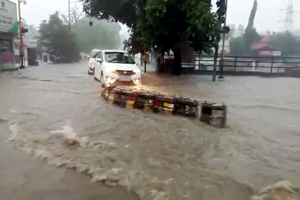 उत्तराखंड में सोमवार को भारी बारिश का रेड अलर्ट, स्कूल बंद करने के आदेश