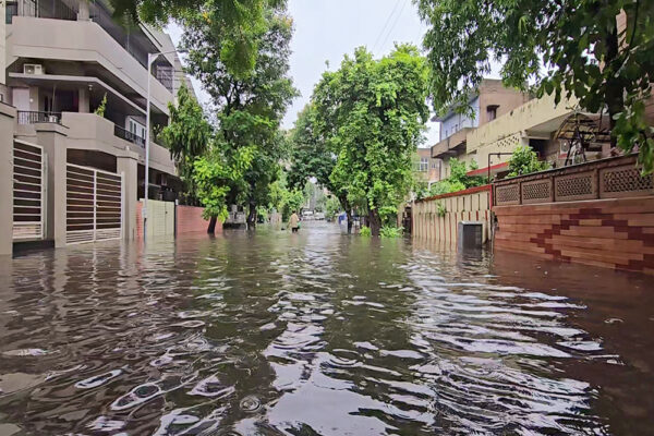 गुजरात में भारी बारिश का कहर, मौसम विभाग ने दी चेतावनी