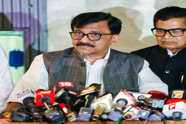 अमेरिकी राष्ट्रपति ट्रंप की जनरल असीम मुनीर से मुलाकात, संजय राउत का तीखा हमला