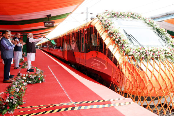 कटरा और श्रीनगर के बीच वंदे भारत ट्रेन आज से शुरू