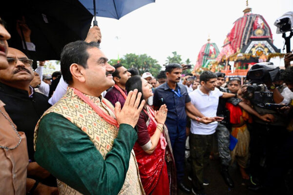रथ यात्रा में परिवार समेत शामिल हुए गौतम अदाणी