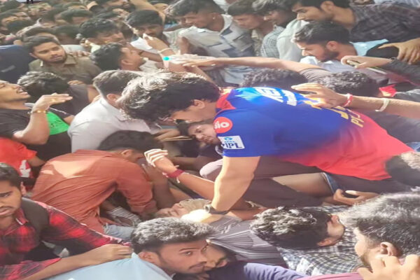 बेंगलुरु के चिन्नास्वामी स्टेडियम के पास मची भगदड़ में 8 की मौत