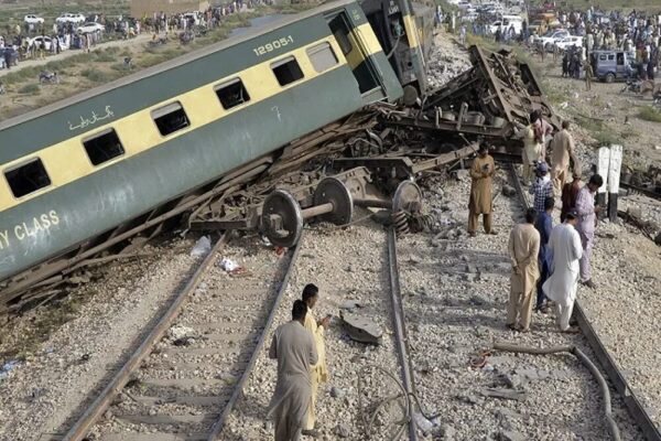 पाकिस्तान के बलूचिस्तान में विस्फोट के बाद जाफर एक्सप्रेस के छह डिब्बे पटरी से उतरे