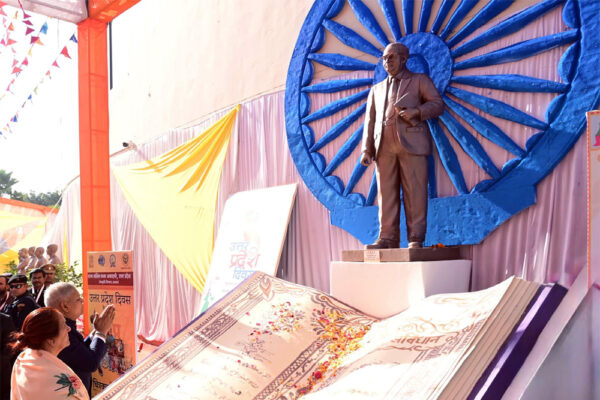 संविधान ने दलित को दलित, ब्राह्मण को ब्राह्मण, पिछड़े को पिछड़ा और भारत को भय, भूख, भक्ति में ढाला है!