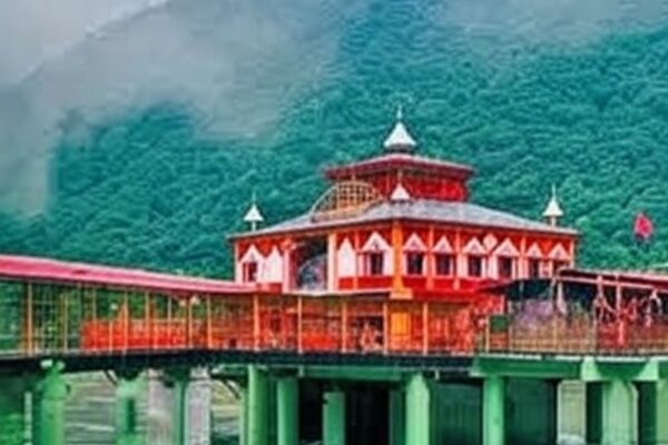 तीन रूपों में दर्शन देती हैं मां धारी देवी, जल के बीच विराजती हैं चारधाम की रक्षक!
