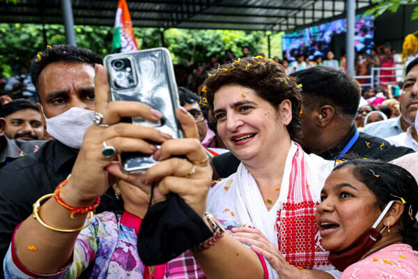 गुजरात में कांग्रेस को महिलाएं नहीं मिल रहीं