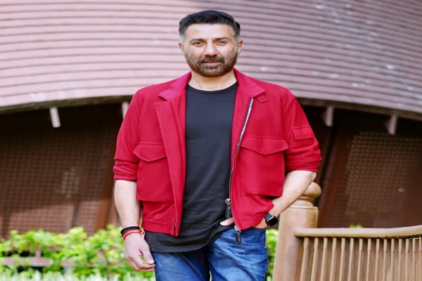 बेटे राजवीर संग सनी देओल कर रहे पहाड़ों की सैर