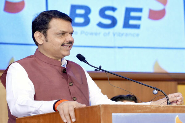 सांसद निशिकांत दुबे की टिप्पणी पर महाराष्ट्र के सीएम देवेंद्र फडणवीस ने दी सफाई