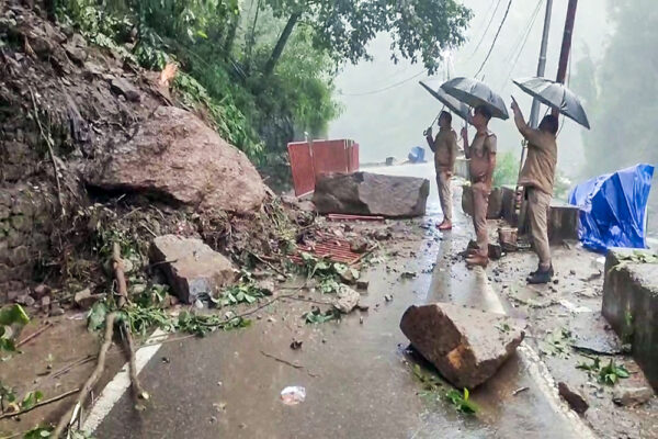 केदारनाथ से लौट रहे श्रद्धालु स्लाइड जोन में फंसे, एसडीआरएफ ने किया रेस्क्यू