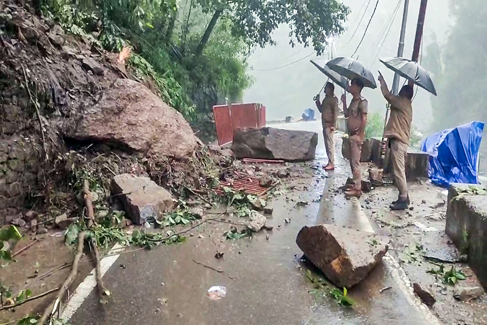 केदारनाथ से लौट रहे श्रद्धालु स्लाइड जोन में फंसे, एसडीआरएफ ने किया रेस्क्यू