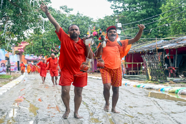 सावन के पहले दिन काशी, हरिद्वार और प्रयागराज में उमड़े श्रद्धालु