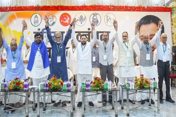 बिहार में कोई गठबंधन भरोसे में नहीं