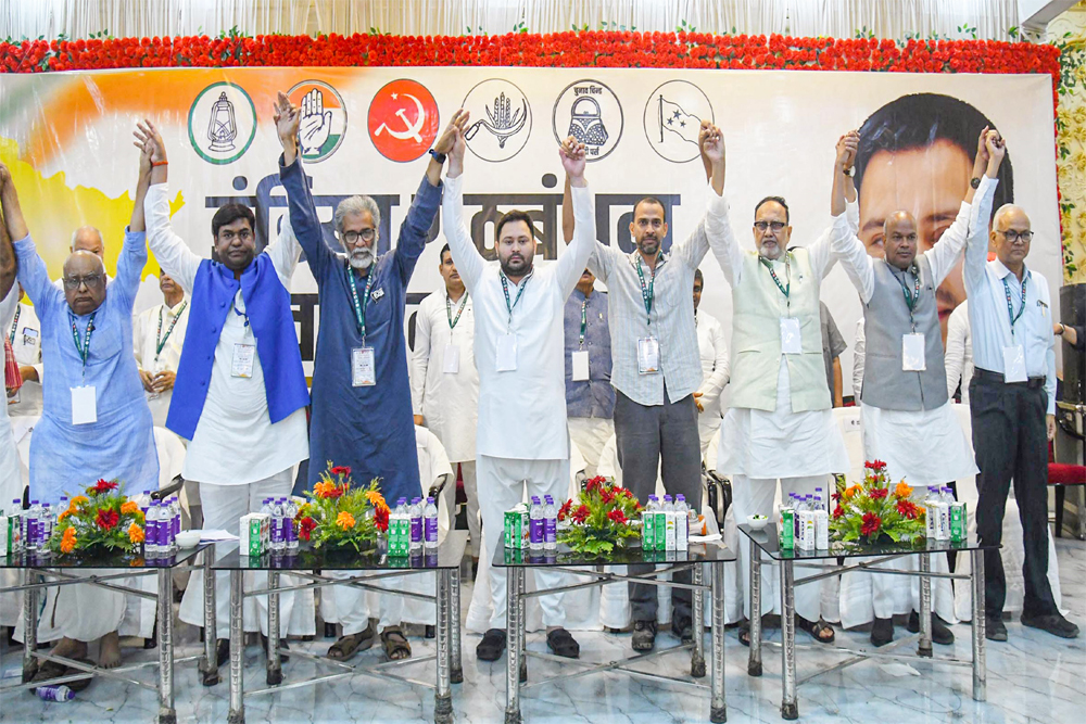 बिहार में कोई गठबंधन भरोसे में नहीं