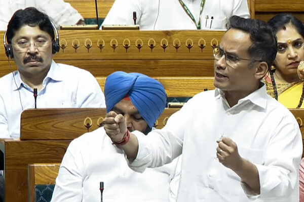 आंतकी हमले की ज़िम्मेदारी गृह मंत्री लें