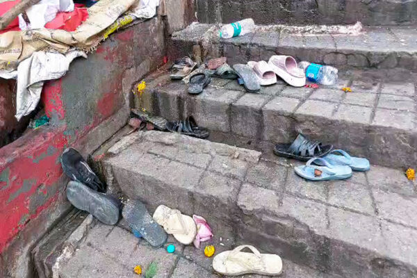 मंदिर में भगदड़, छह की मौत