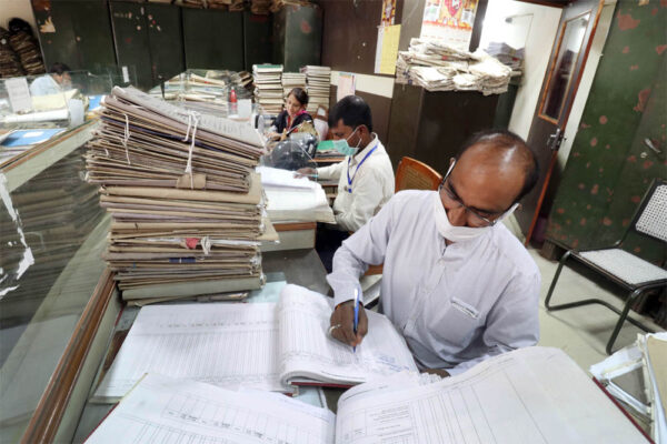 क्या एडीएम के लिए अंग्रेजी बोलना अनिवार्य है?