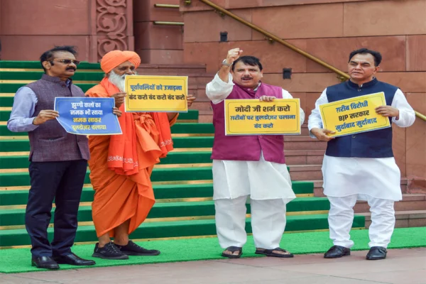 आम आदमी पार्टी के सांसद कहां रहते हैं?