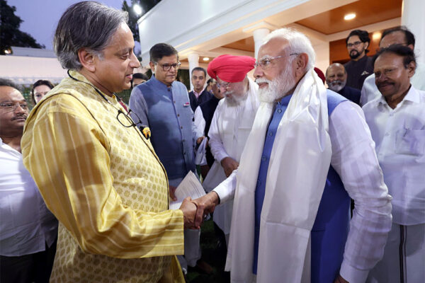 थरूर की आम पार्टी की कूटनीति