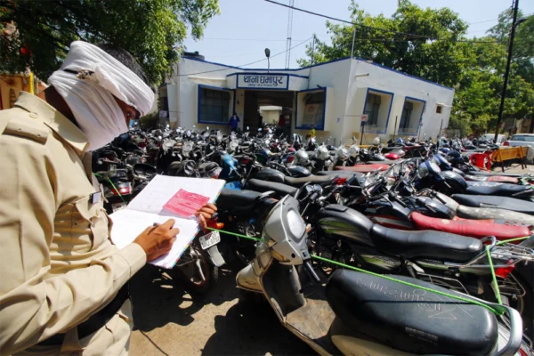 पुलिस स्टेशनों में सड़ते वाहनों की समस्या
