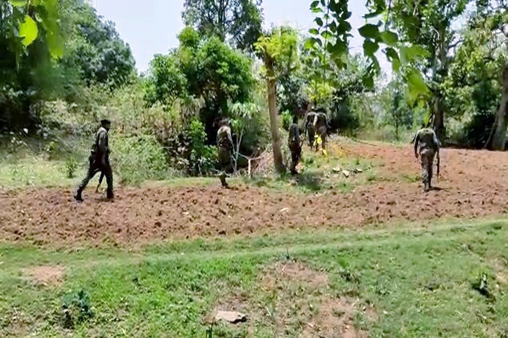 बीजापुर में नक्सली विरोधी अभियान के दौरान आईईडी ब्लास्ट
