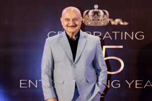 आचार्य अवधेशानंद जी महाराज से मिलकर धन्य महसूस कर रहे अनुपम खेर