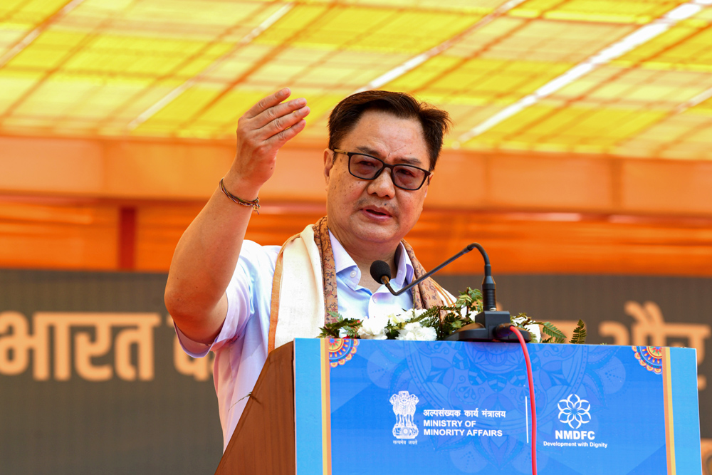 लद्दाख में बर्फबारी का लुत्फ उठाते नजर आए किरेन रिजिजू