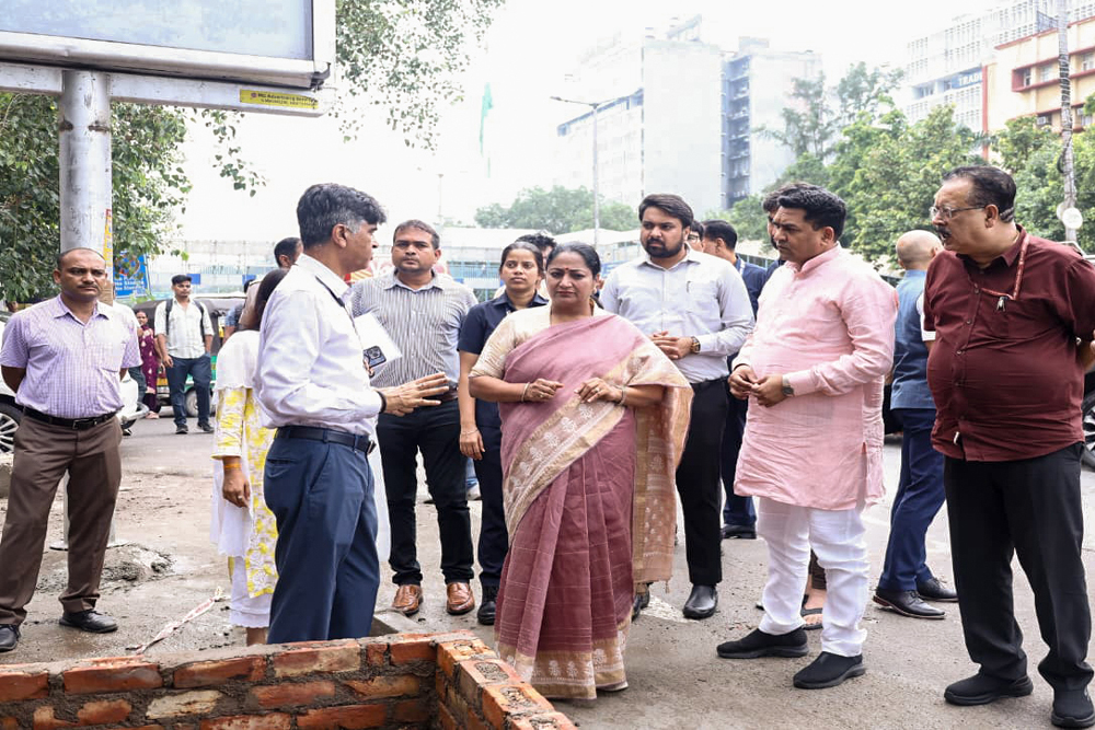 दिल्ली की सीएम रेखा गुप्ता ने सुल्तानपुरी में डीडीए फ्लैट साइट का निरीक्षण किया
