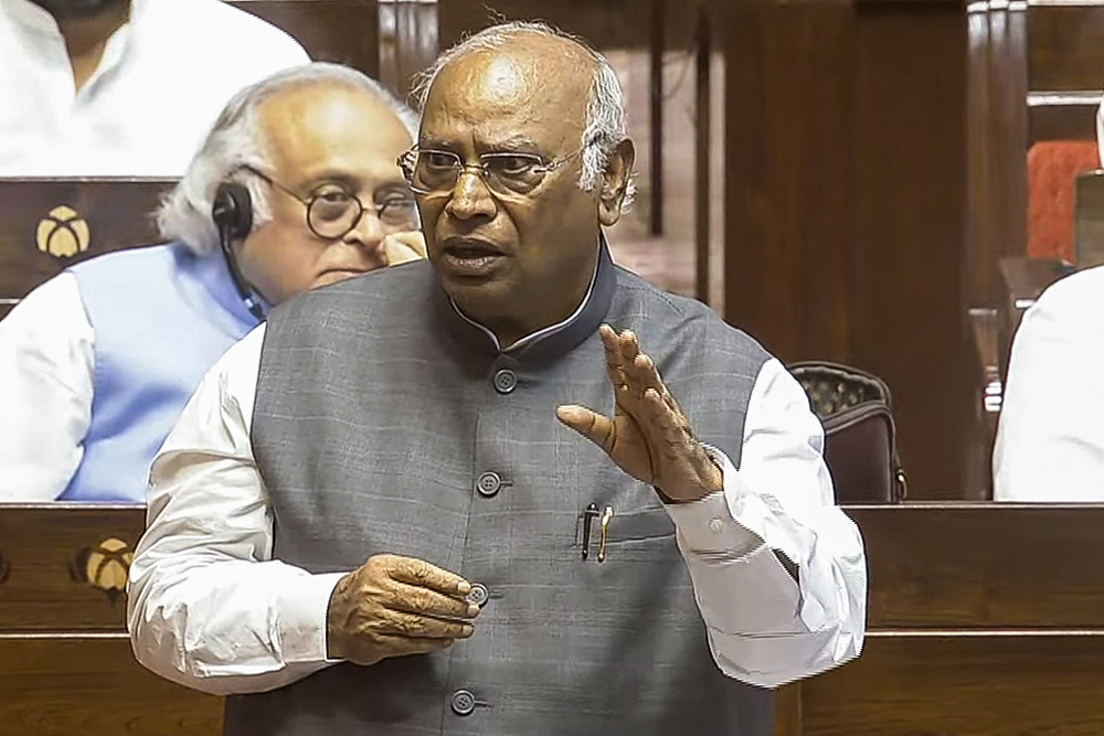 ‘इंडिया गठबंधन के सांसदों को ईसी से मिलने नहीं दिया गया : खड़गे