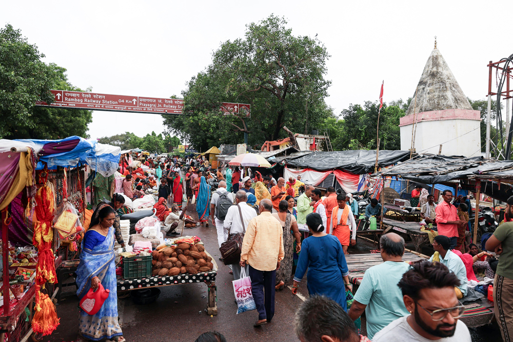 हरतालिका तीज : पावन पर्व पर संगम में महिलाओं ने लगाई आस्था की डुबकी