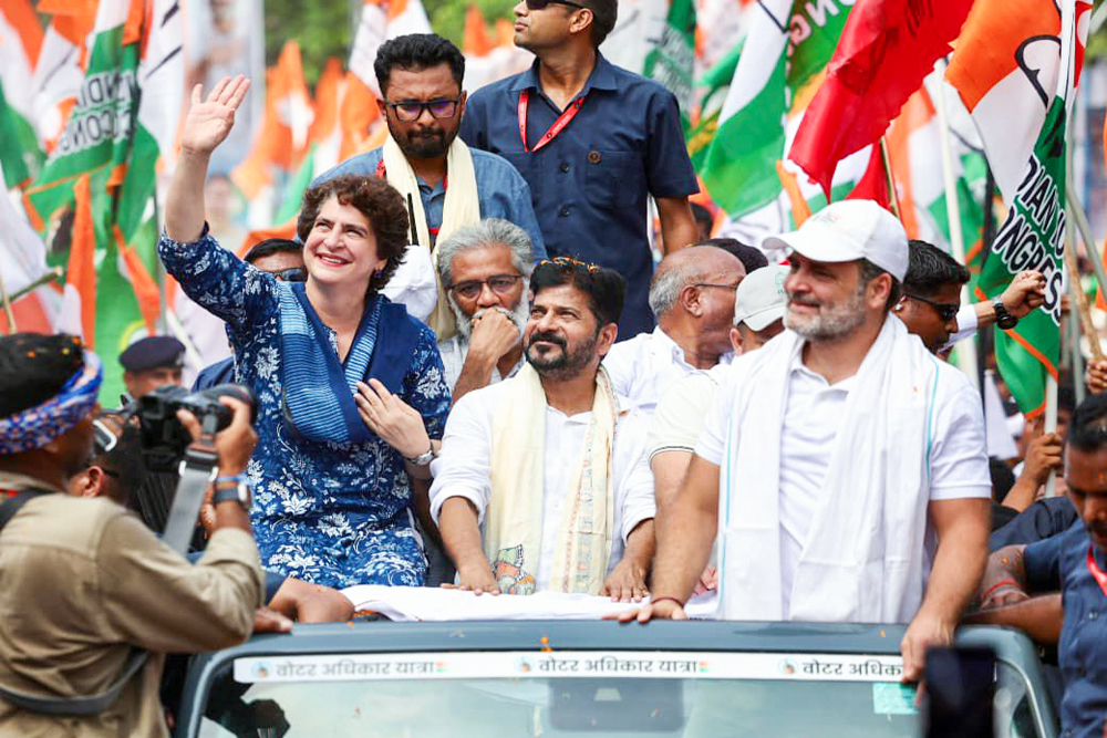 ‘वोटर अधिकार यात्रा’ में शामिल हुईं प्रियंका गांधी