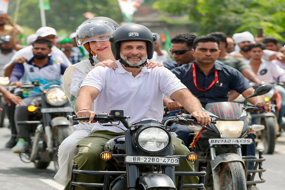 राहुल गांधी ने ‘वोटर अधिकार यात्रा’ में फिर चलाई बुलेट, पीछे बैठीं प्रियंका
