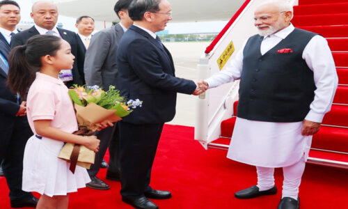 पीएम मोदी चीन के तियानजिन पहुंचे, एससीओ समिट में होंगे शामिल