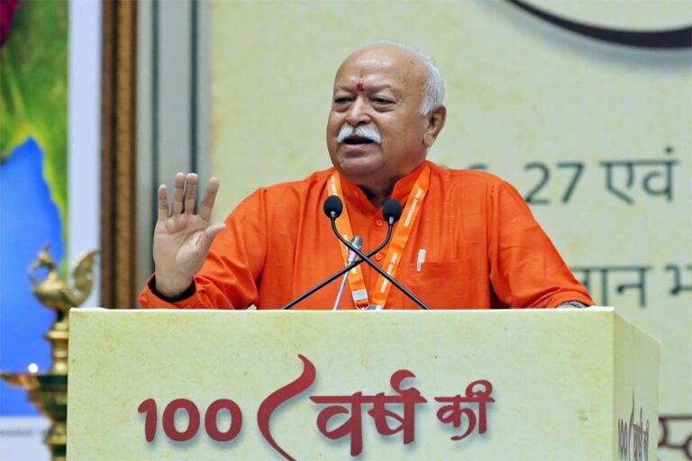 किसी को रिटायर होने को नहीं कहा: भागवत