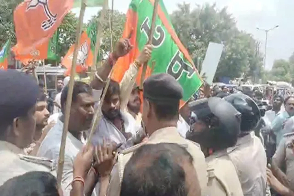 मोदी के खिलाफ अपमानजनक टिप्पणी पर पटना में जमकर हंगामा