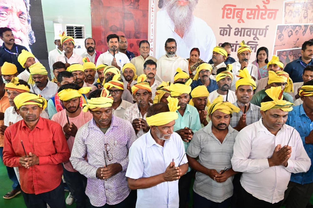 दिशोम गुरु शिबू सोरेन जी को “कुड़मालि भाखी चारि आखड़ा” ने भावपूर्ण श्रद्धांजलि अर्पित की