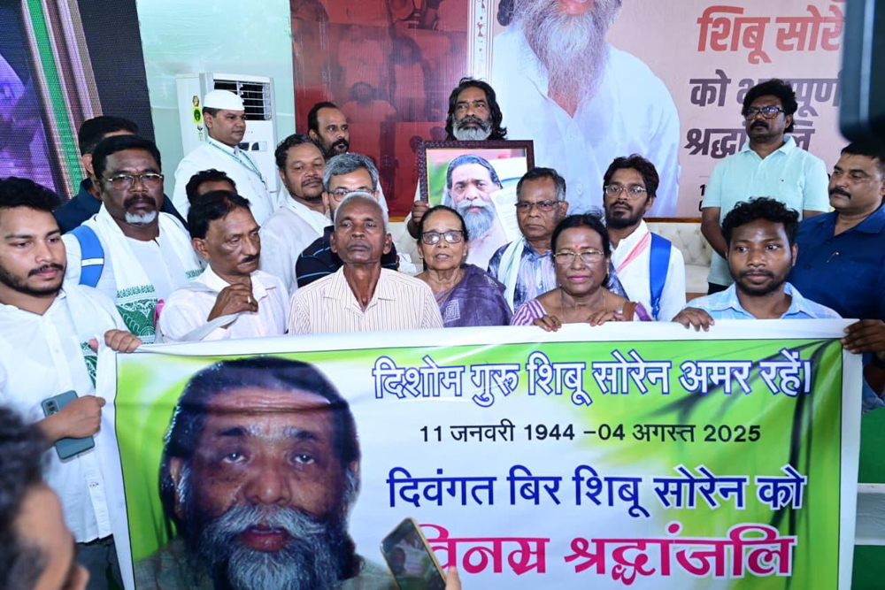 मुख्यमंत्री हेमन्त सोरेन से हजारों की संख्या में लोगों ने की मुलाकात, दी सांत्वना