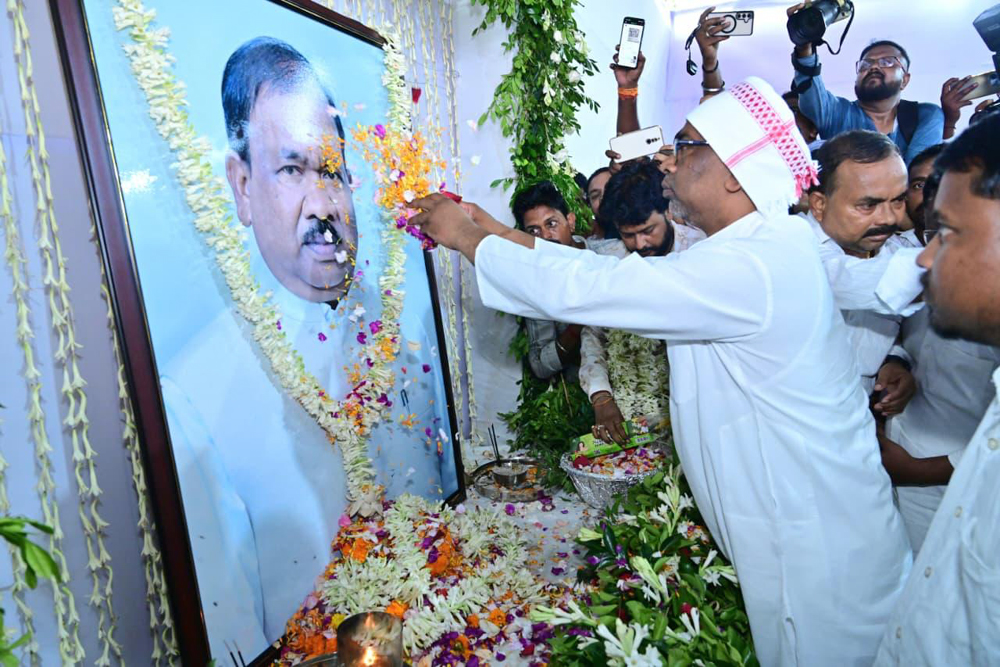 मुख्यमंत्री हेमन्त सोरेन ने रामदास सोरेन की तस्वीर पर पुष्पांजलि अर्पित कर दी  भावभीनी श्रद्धांजलि
