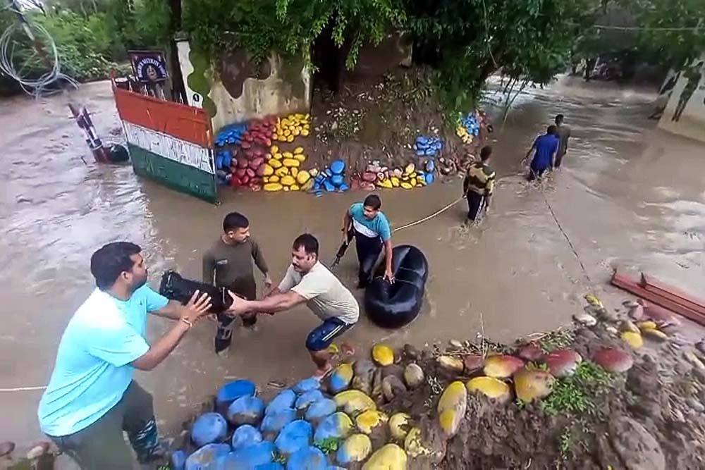 जम्मू में भारी बारिश से आफत